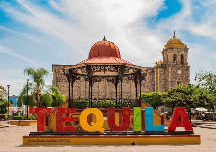 Tequila, Jalisco es icónico por su ambiente mexicano, con mariachis y juegos pirotécnicos; sin embargo, esto es solo un preludio para lo verdaderamente importante: el tequila.
