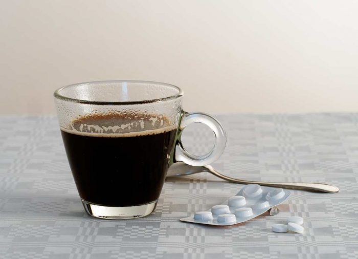 La cafeína puede parecer una buena opción para curar los efectos de la desvelada, pero puede que no sea suficientes para compensar las carencias en los procesos mentales