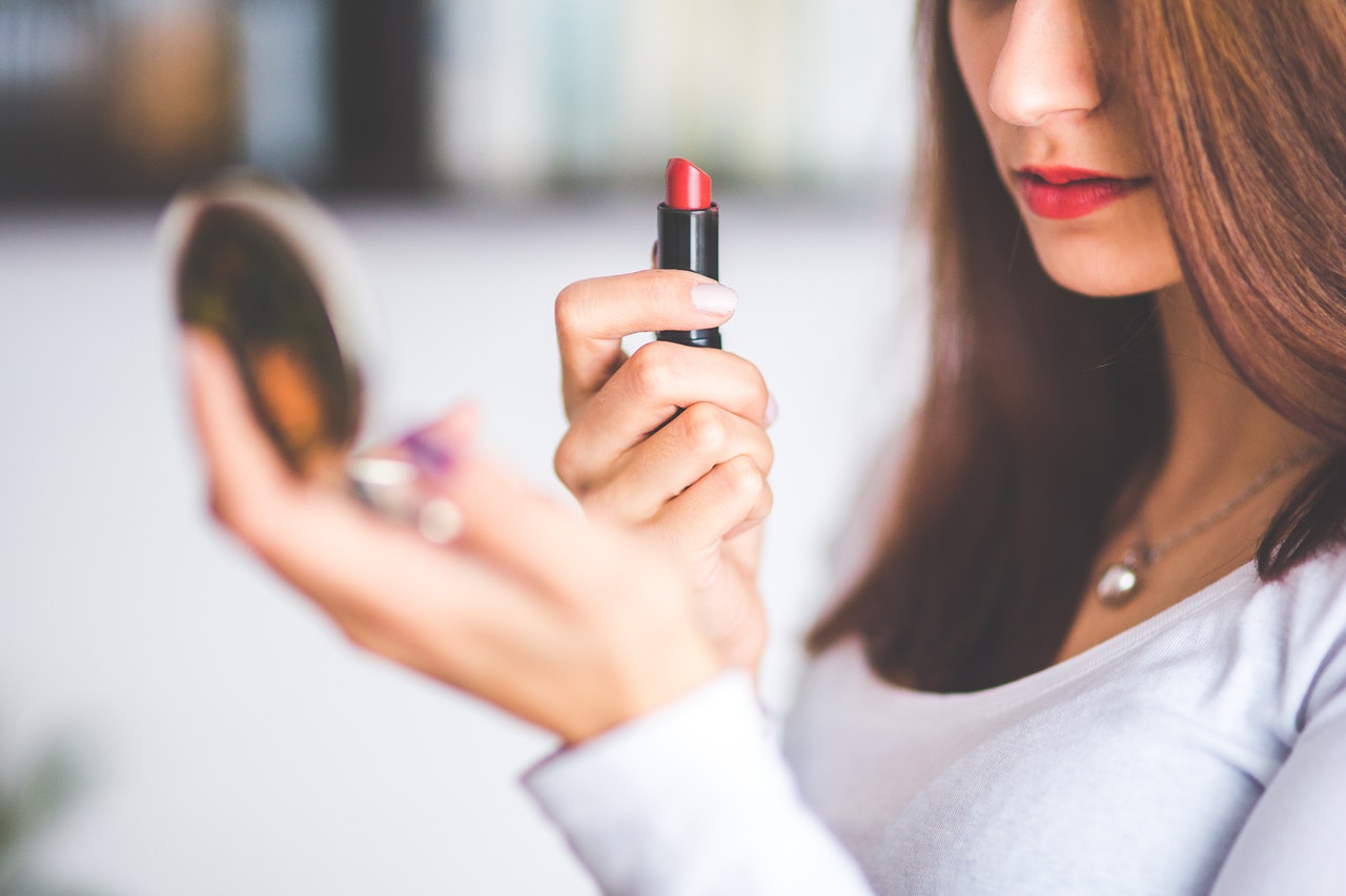 Por qué maquillarte te hace sentir más segura y con más personalidad según la ciencia