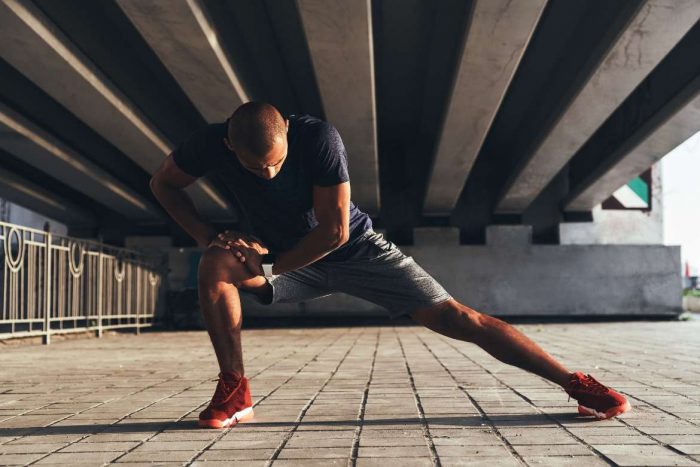 Al estirar y tensar los músculos aumentas la flexibilidad para  evitar lesiones deportivas.