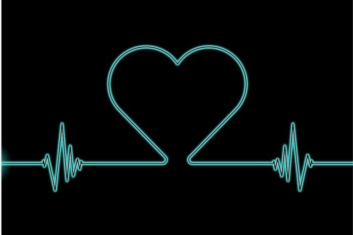 El ritmo cardiaco aumenta durante el clímax, así que podrás escuchar o sentir su corazón desbocado.