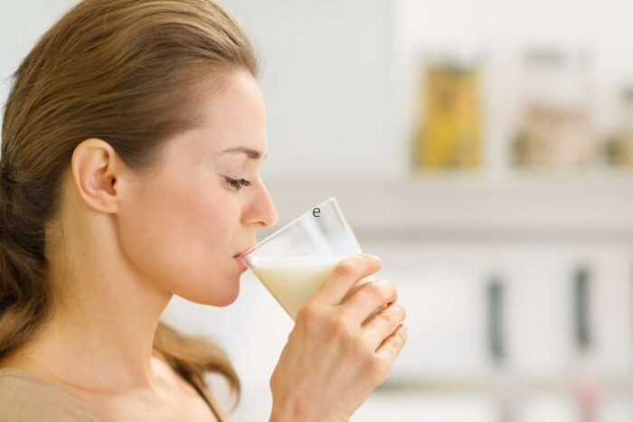 De este superalimento puedes obtener grandes beneficios, ya que la leche de vaca aporta proteína de alto valor biológico