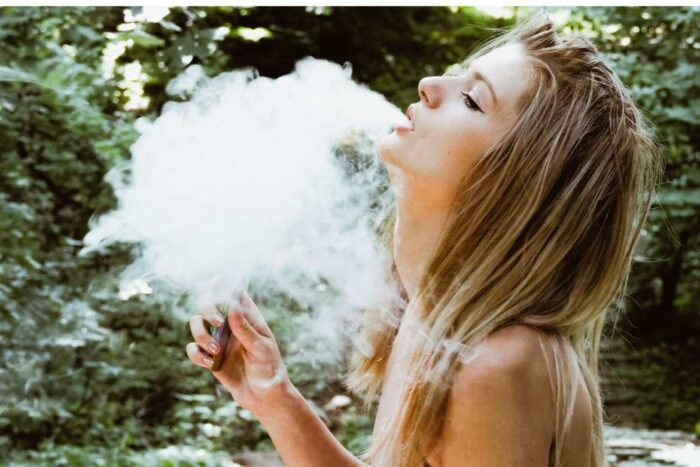El vaping consiste en inhalar aerosol de un cigarrillo electrónico u otros dispositivos que calientan un líquido que puede contener nicotina, marihuana (THC), cannabidiol (CBD) u otras sustancias