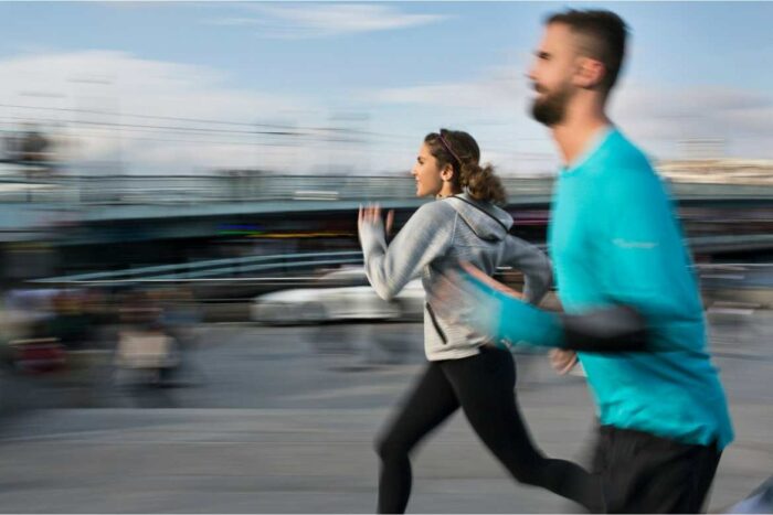 Si tu entrenamiento suele ser a paso constante, una buena forma de comenzar a quemar más calorías al correr es hacer circuitos de velocidad donde se aumenta el ritmo