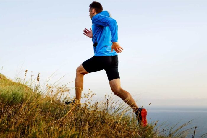 Subir una pendiente exige mayor esfuerzo, concentración y sobre todo energía, lo que se traduce en una quema mayor de calorías al correr y grasa.