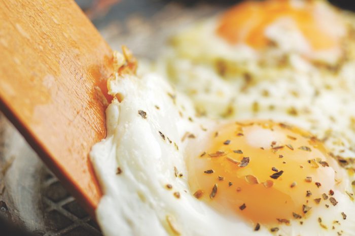 Es cierto que la yema del huevo tiene colesterol y eso ha provocado la viralización de este mito sobre la salud, pero estudios han comprobado que se puede consumir a diario sin tener que limitar su consumo.
