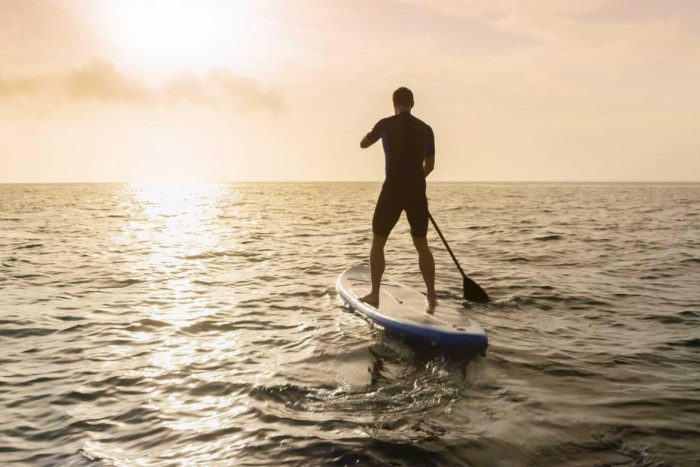En el lago de Valle de Bravo puedes practicar standup paddle, que consiste en mantener el equilibrio arriba de una tabla de surf mientras te desplazas en el agua
