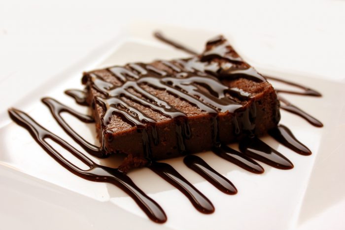 Aunque comerlo en exceso puede hacerte engordar, se ha demostrado que comer chocolate en pequeñas cantidades favorece la salud.