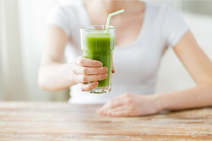 Beber un jugo verde fresco todos los días ayuda a recular la acidez de tu pH