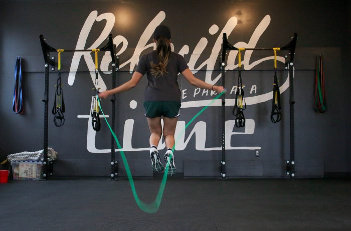 Saltar la cuerda te ayuda a desarrollar mejor el equilibrio, coordinación, agilidad  y sincronización
