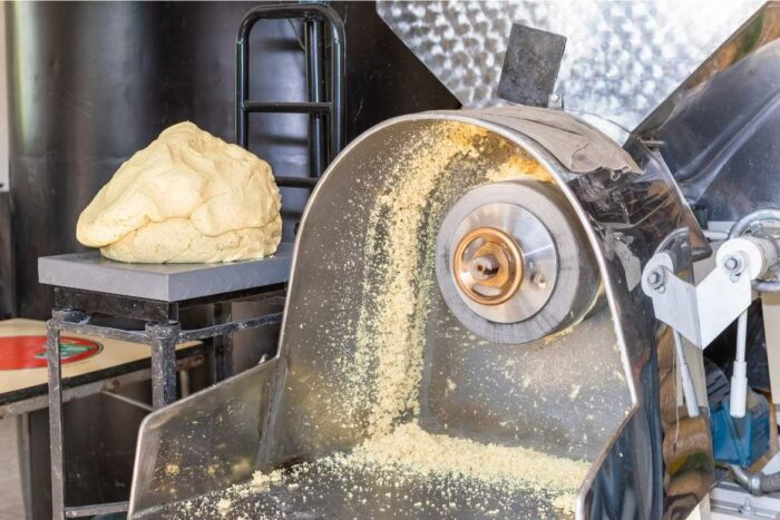 Para la elaboración de la tortilla se requiere un proceso de nixtamalización, es decir, cocinar el maíz en agua, con cal.