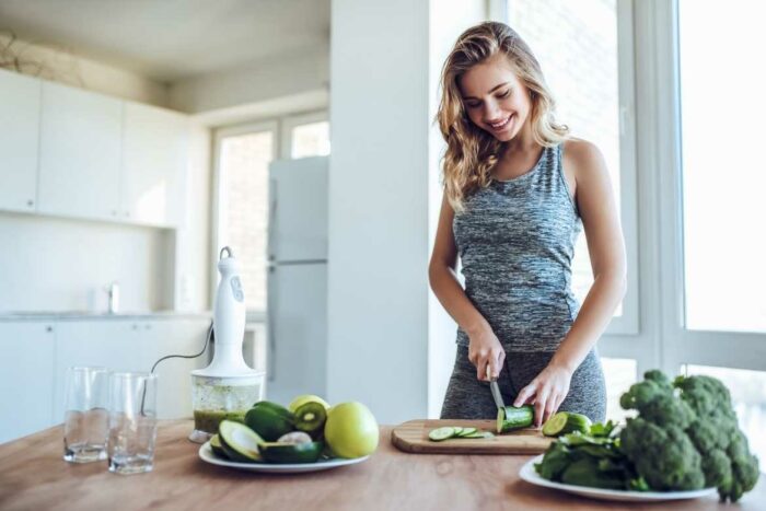 Haz cambios en tu estilo de vida que duren para siempre: aprende a cocinar, a comprar alimentos sanos y estarás listo para comer de forma saludable.