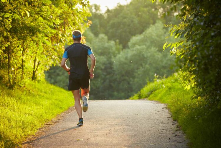 Una buena motivación para recibir los beneficios de correr al menos una vez por semana es que mejora la calidad de vida, al tiempo alargar la probabilidad de vivir más y mejor