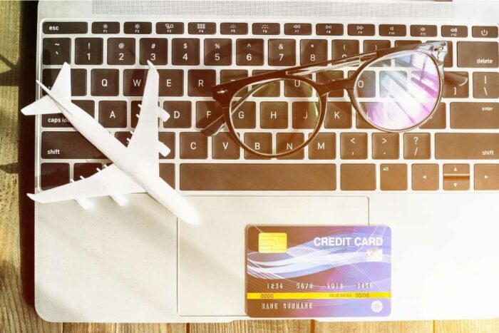 La mayoría de las ofertas de boletos de avión ofrecen meses sin intereses en tarjeta de crédito, una ventaja que te ayuda a diferir tus pagos.