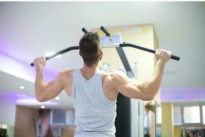 Las dominadas son un ejercicio súper efectivo para marcar los músculos de tu espalda.