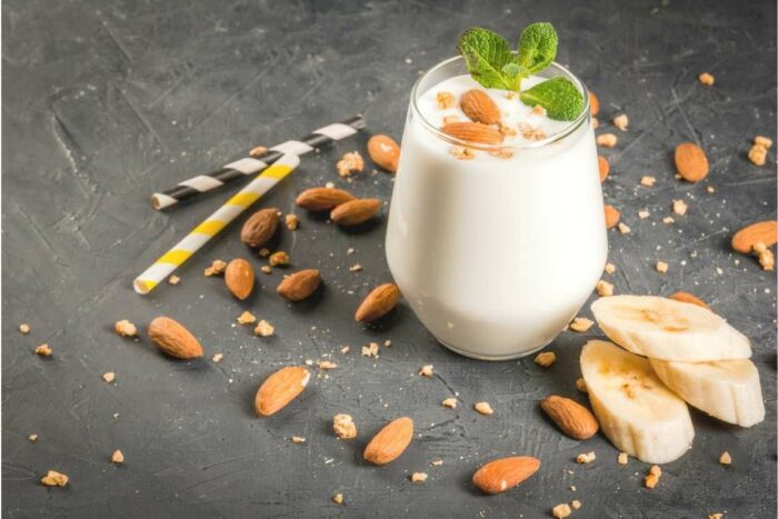 Para agregar proteína a tu smoothie añade yoghurt o leche, además de granos como semillas de girasol, almendras, nueces o piñones.