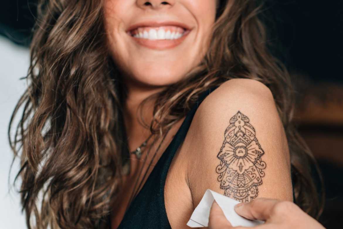 Cómo cuidar tu piel después de hacerte un tatuaje según la ciencia