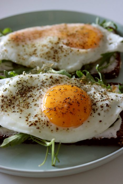 El huevo tiene poca incidencia sobre el nivel de colesterol en sangre, si se consume con moderación.