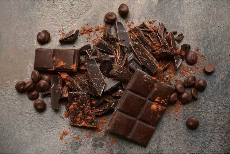 Una barra de chocolate oscuro o amargo con almendras es una botana healthy deliciosa.