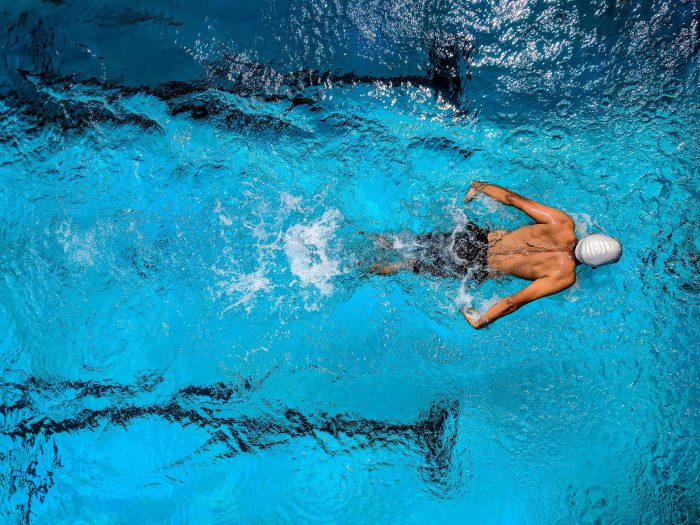 La natación es un ejercicio aeróbico con el que quemas energía mientras fortaleces músculos