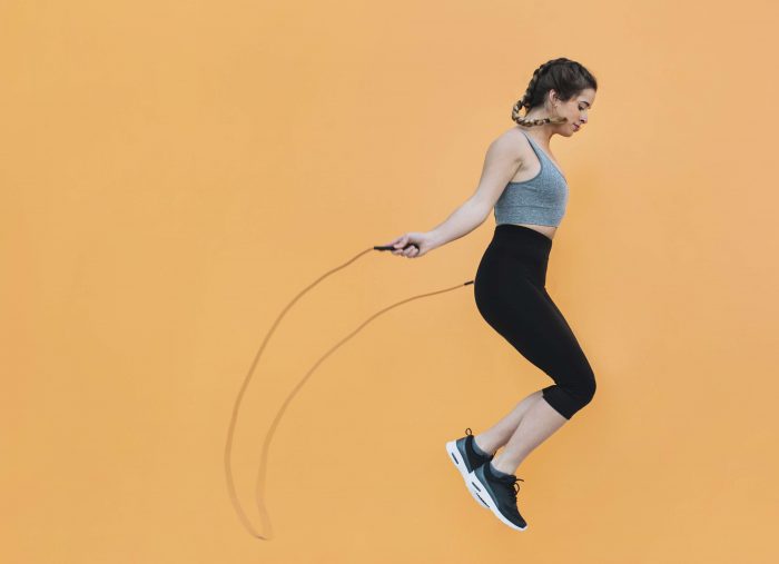Mientras saltas la cuerda, no solo quemas grasa, también aumentas tu frecuencia cardiaca y fortaleces los músculos de las piernas.