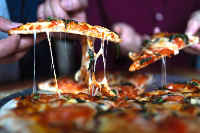 Las pizzas caseras son un plato fácil de preparar y de gran aceptación, y pueden llegar a ser más sanas y tener menos calorías según los ingredientes que elijas para su elaboración.