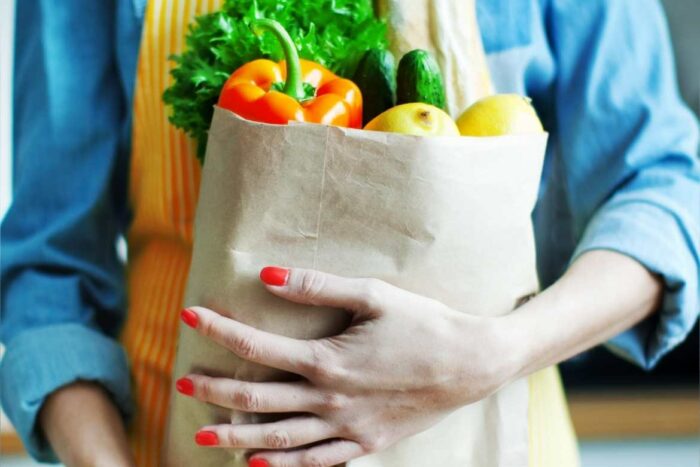 Adquiere una bolsas de tela y úsala cuando vayas al supermercado, en vez de usar una de plástico.