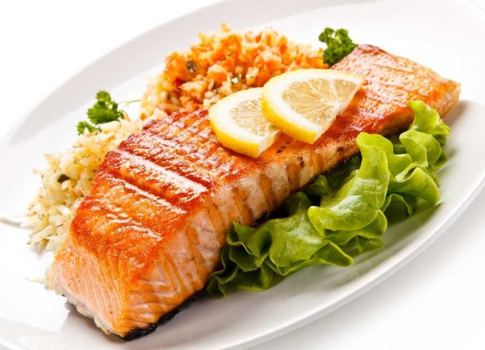 El contenido de astaxantina del salmón lo hace un tipo de pescado de los más saludables. Es antioxidante y contiene carotenoide que le da el pigmento rojo.
