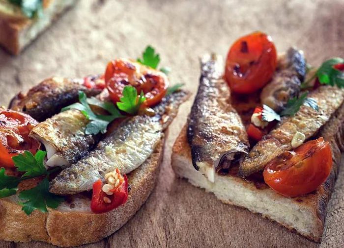 La sardina es un muy saludable, de tamaño pequeño, rico en vitamina B12, un nutrimento básico para los glóbulos rojos y la síntesis del ADN.