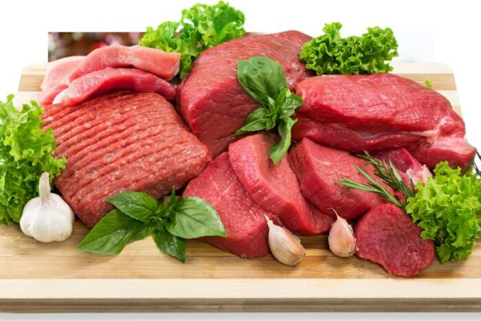 el solomillo de ternera, que estrictamente es carne roja, tiene poca grasa y pocas calorías, pero aporta muchas proteínas y hierro, entre otros nutrientes