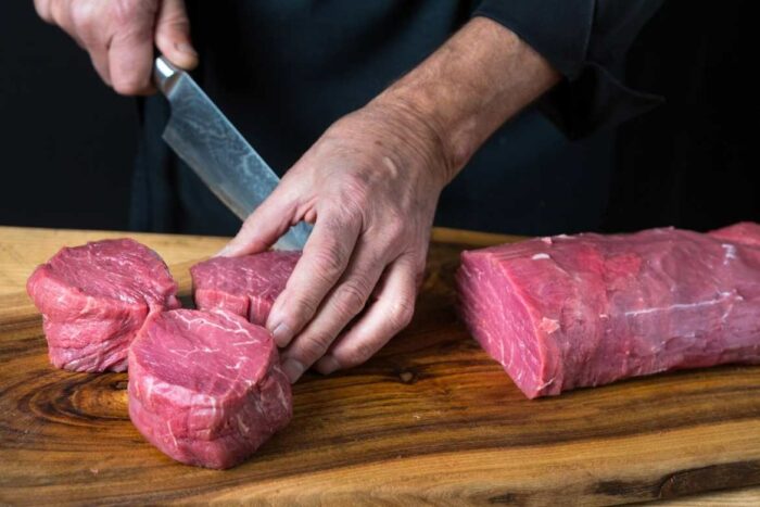 El Departamento de Agricultura de los Estados Unidos regula si los cortes de carne de res se pueden etiquetar como «magros» o «muy magros» según su contenido de grasa y colesterol.