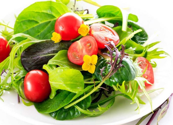 El consumo de las ensaladas disminuye el riesgo de padecer algunas enfermedades cardiovasculares y cáncer (dado su contenido de antioxidantes)