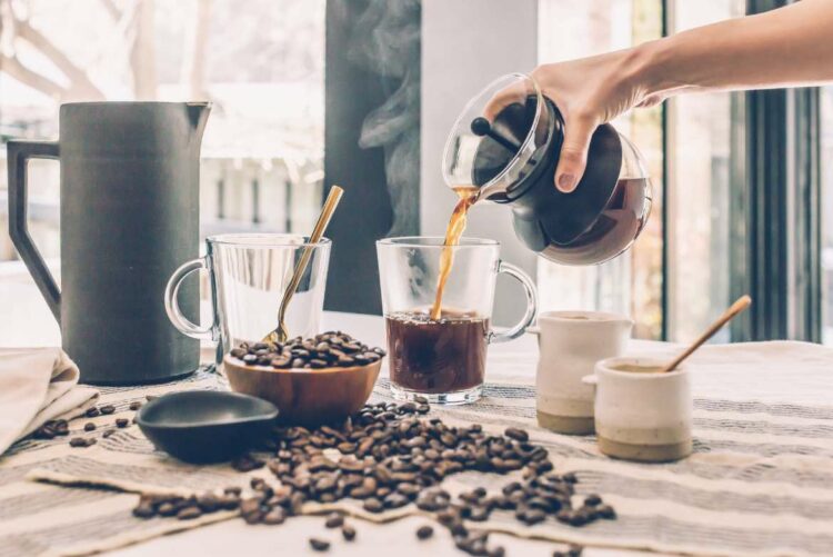 La cafeína disponible en el café, té negro, bebidas energéticas y algunos refrescos mantiene una relación especial con la migraña.