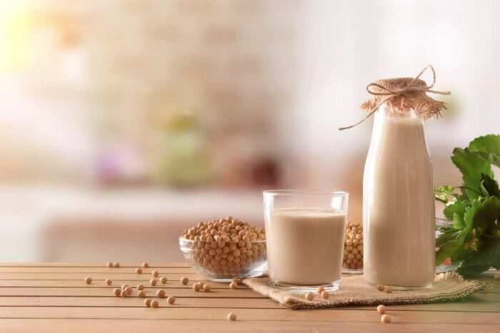 Consumida hasta hace poco solo por gente vegetariana o intolerancia a la lactosa, la leche de soya también la consumen quienes desean bajar de peso.