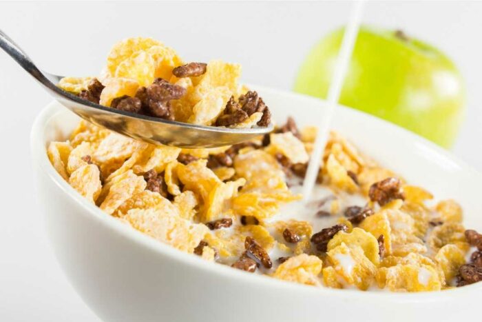 El cereal con proteína e mi receta instantánea favorita, la más rápida de todas e ideal para el desayuno, la cena, colación o después de entrenar.