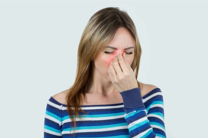 Otra enfermedad respiratoria común que puede pasar por COVID–19 es la sinusitis.