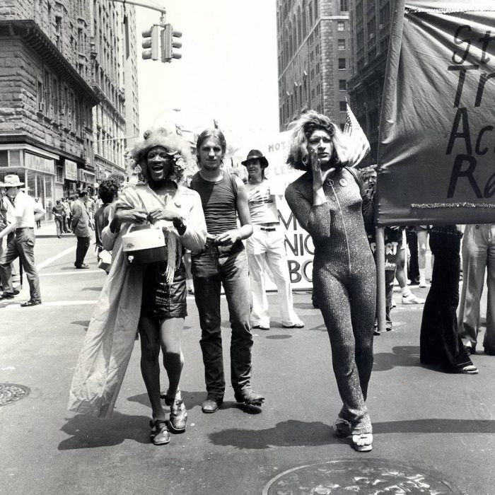 Cansados de las palizas, humillaciones y arrestos de los que eran objeto, los asistentes de la comunidad LGBT+ que frecuentaban el bar Stonewall Inn se enfrentaron a los cuerpos de seguridad que realizaban una redada “de rutina”. 
