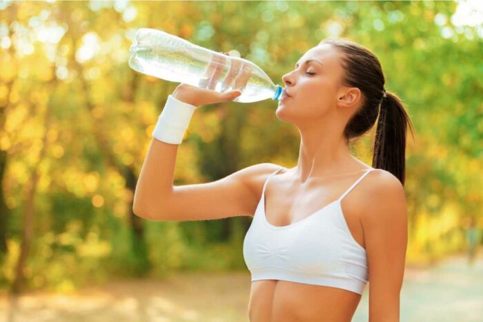 Sentir sed durante el ejercicio es síntoma de que tu cuerpo está experimentando los primeros niveles de deshidratación. Si continúas haciendo ejercicio y no ingieres agua, se producirán en tu cuerpo mareos, calambres, pérdida de concentración y posibles desmayos.