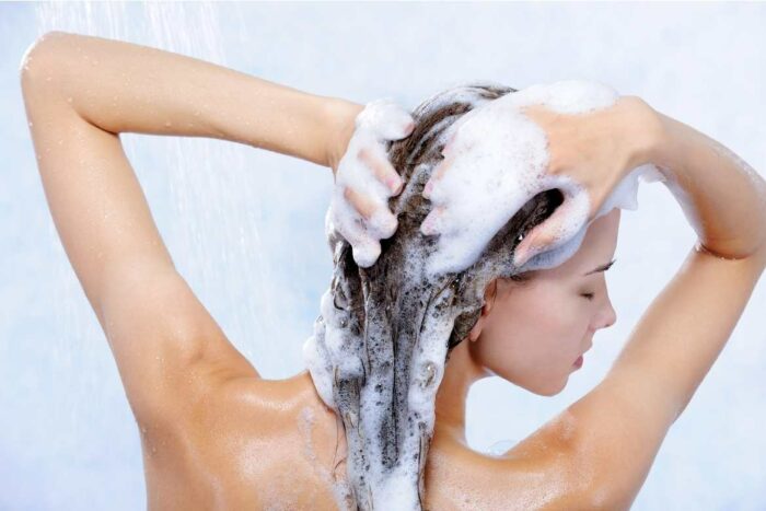 No porque te vacíes la botella de shampoo tu cabello va a estar más limpio y largo; al contrario, lo terminarás dañando. 