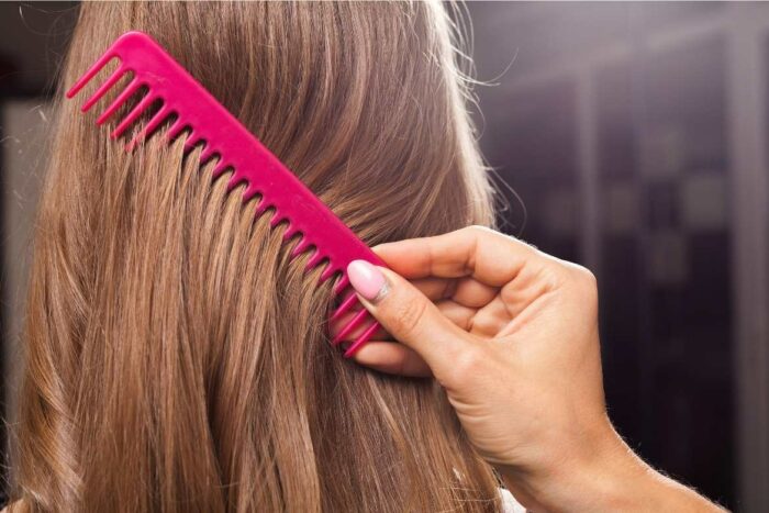 Es falso que entre más cepilles tu cabello, más crecerá. Lo recomendable para un cabello largo es que solo pases el peine lo menos posible para desenredarlo o hacerte un peinado.