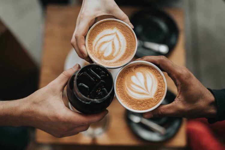 Afortunadamente para las personas que no pueden consumir mucha cafeína existe el café descafeinado. Pero ¿en verdad es menos dañino?