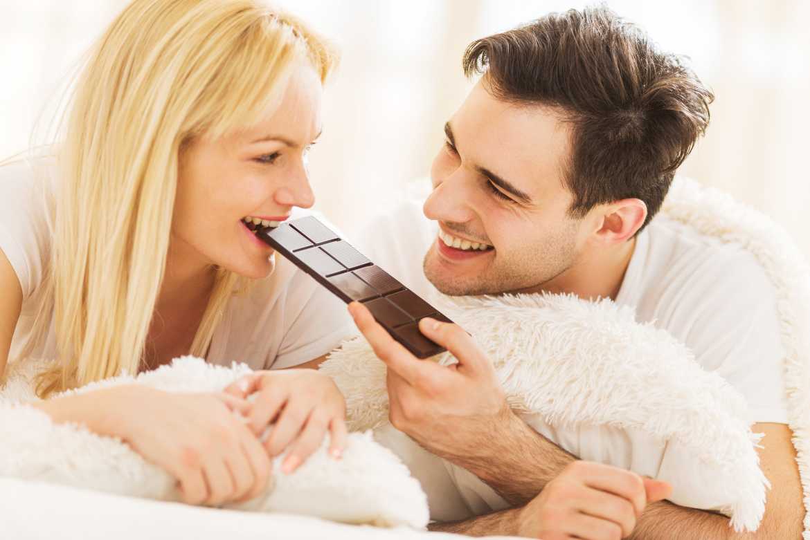 Un estudio publicado en The Journal of Sexual Medicine reveló que las mujeres que comen chocolate a diario tienen más encuentros eróticos que quienes no lo hacen.