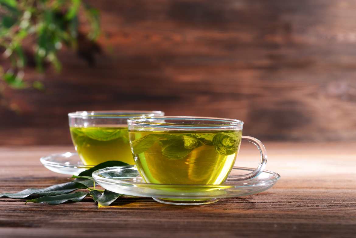 Beber cuatro tazas de té a la semana ayuda a quemar calorías y regular la presión arterial.