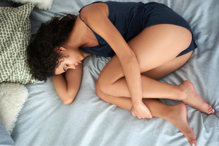 dormir en posición fetal puede provocar o complicar la flacidez de los senos.