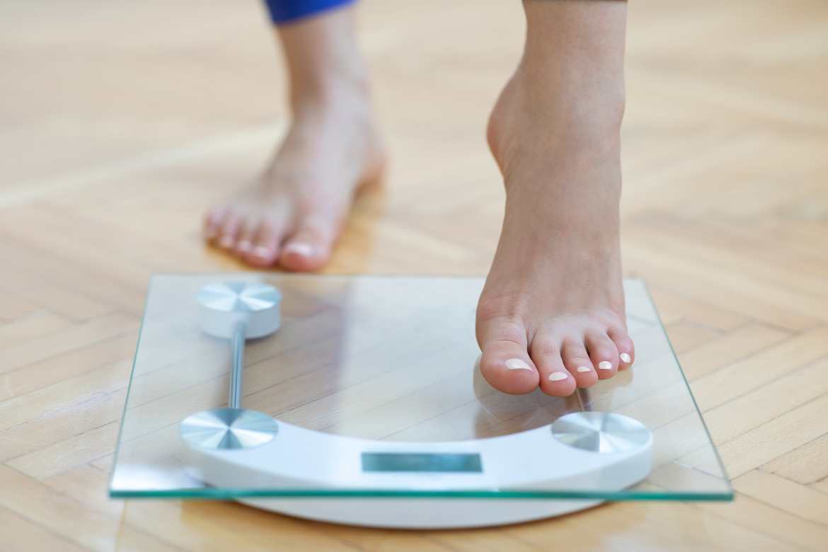 Un estudio demostró que pesarte diariamente es un buen truco para bajar de peso