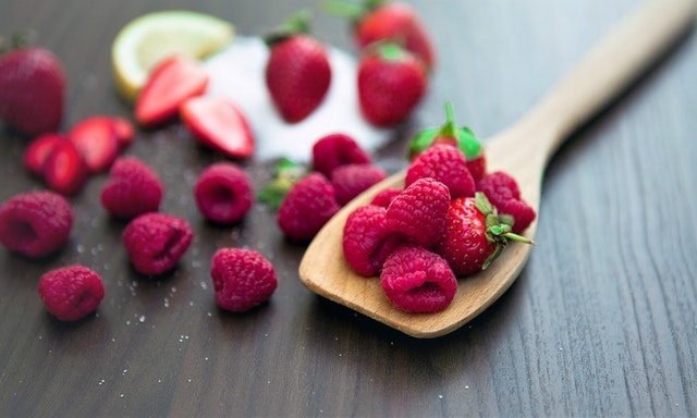 Los flavonoides son pigmentos vegetales presentes en los frutos rojos, alimentos que ayudan a mejorar la memoria.