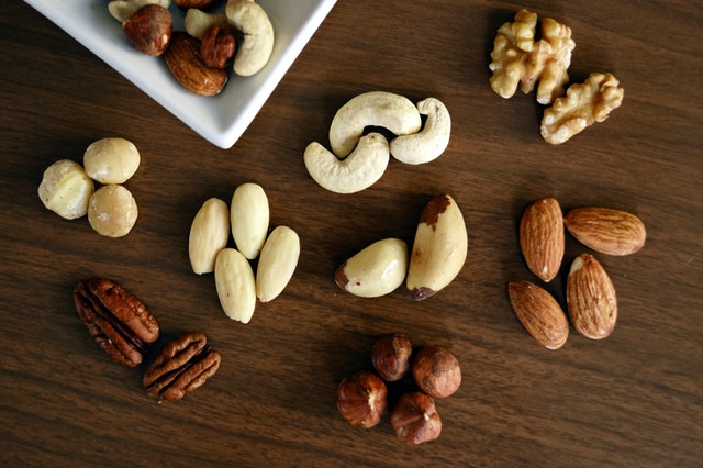 Las nueces son ricas en alfa-linolénico, un ácido graso que ayuda a disminuir la presión arterial, lo que es bueno para el corazón y cerebro.
