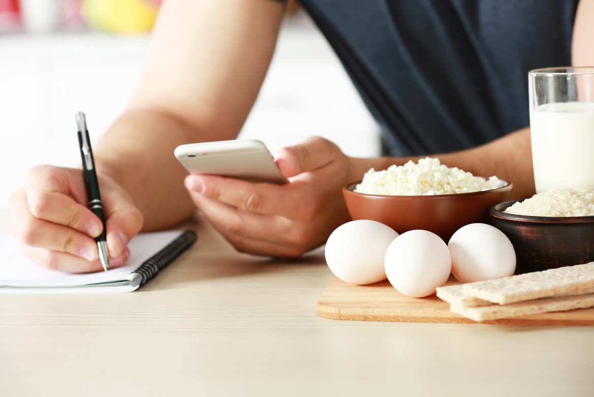 Descubre las mejores apps para contar calorías llevar un seguimiento diario de los alimentos que consumes para bajar de peso. 