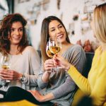 6 Beneficios de beber una copa de vino al día para mejorar tu salud