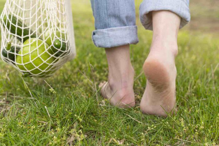 Grounding: salir del trabajo, quitarte los zapatos y caminar sobre la hierba fresca, puede ayudarte muchísimo a relajarte.